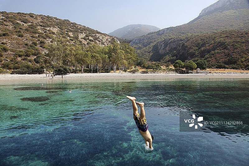 男子潜入土耳其雷沙迪耶半岛附近的爱琴海图片素材