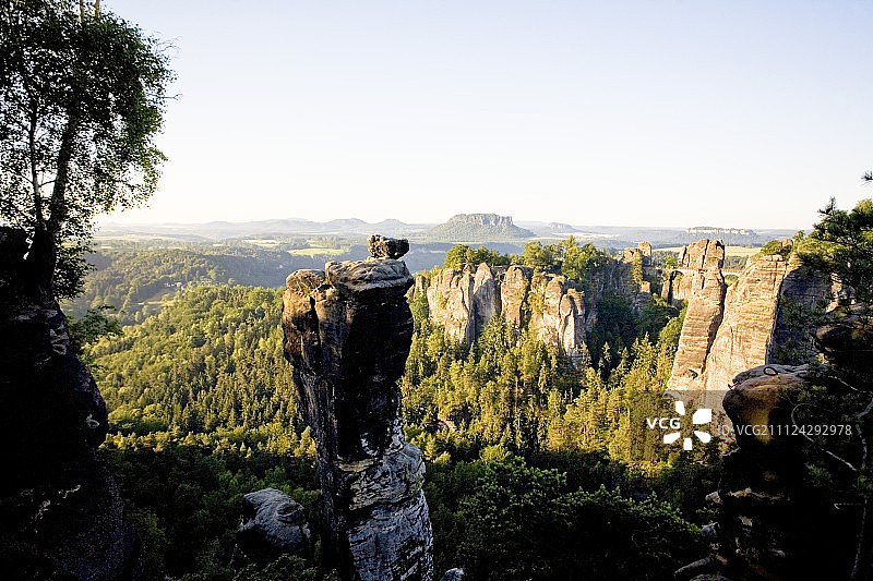 德国萨克森国家公园的岩石桥景观图片素材