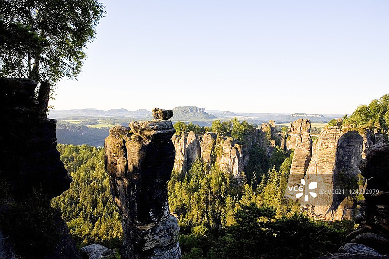 德国萨克森国家公园的岩石桥景观图片素材