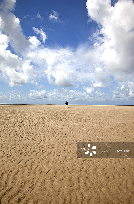 在丹麦法诺海滩的波纹沙滩上行走的人图片素材