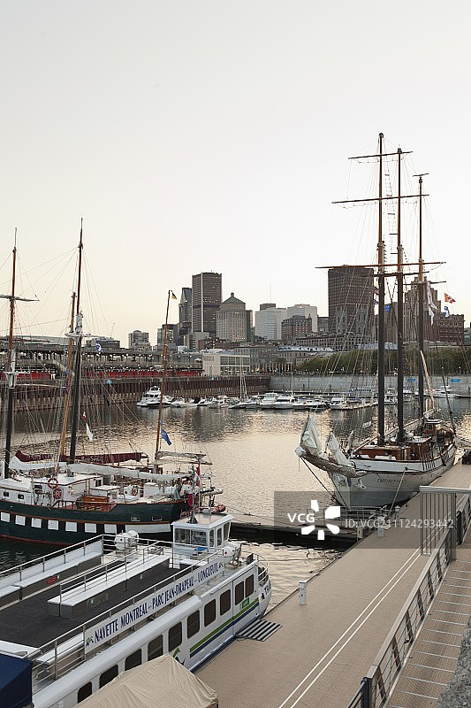 加拿大蒙特利尔老港雅克·卡蒂埃码头的傍晚图片素材