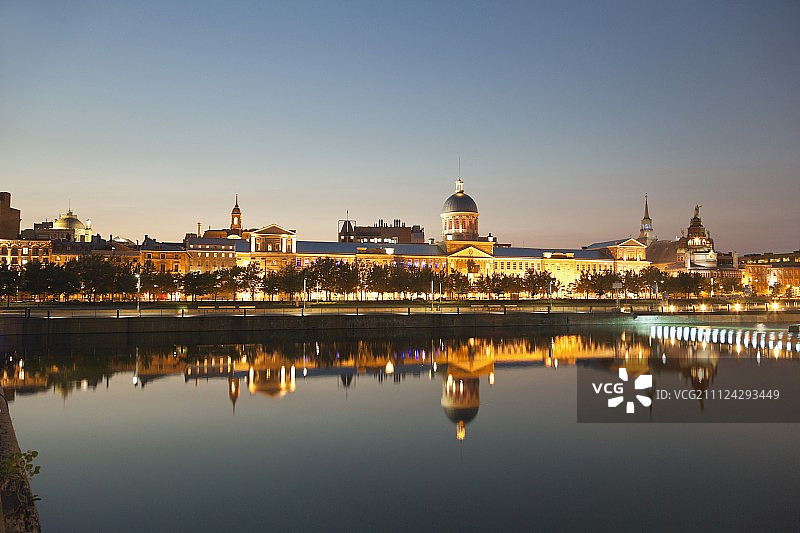 加拿大蒙特利尔的照明好的邦斯库尔市场和圣母邦斯库尔圣殿图片素材