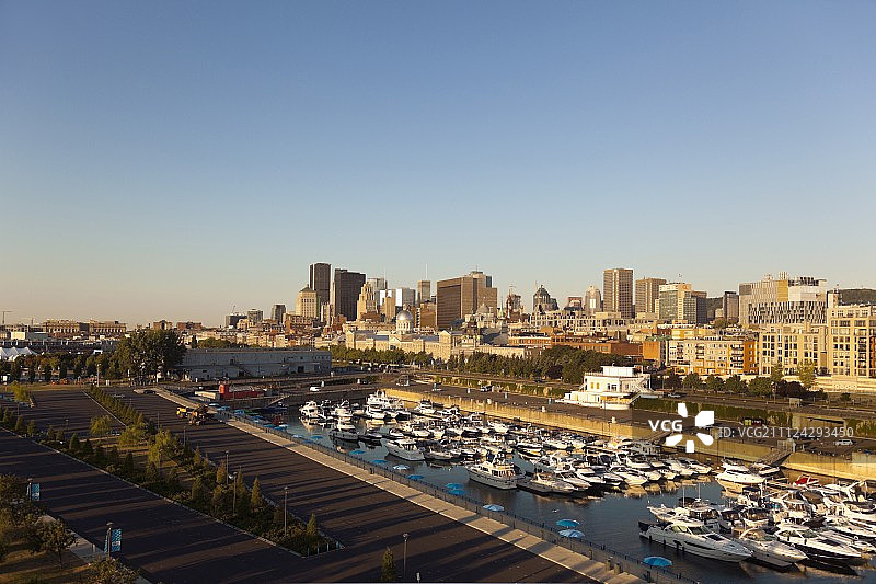 从加拿大蒙特利尔钟楼看圣母大教堂图片素材