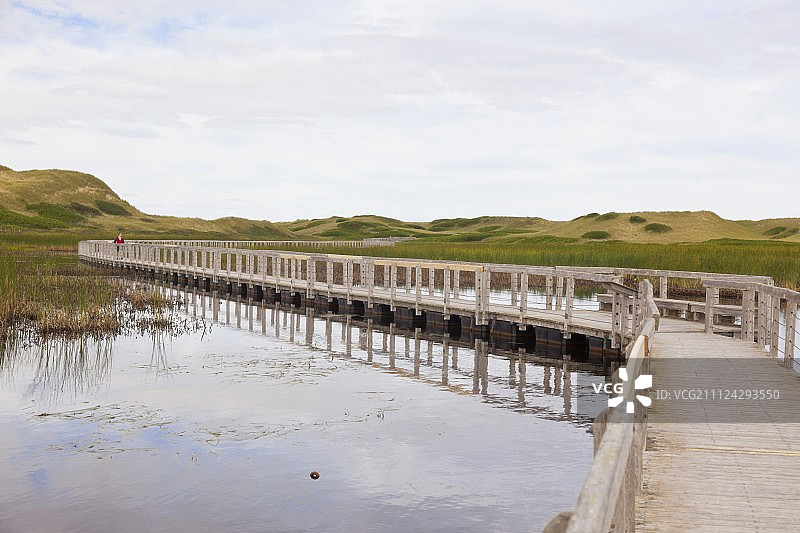 爱德华王子岛国家公园的沙丘和木桥，加拿大格林威治图片素材