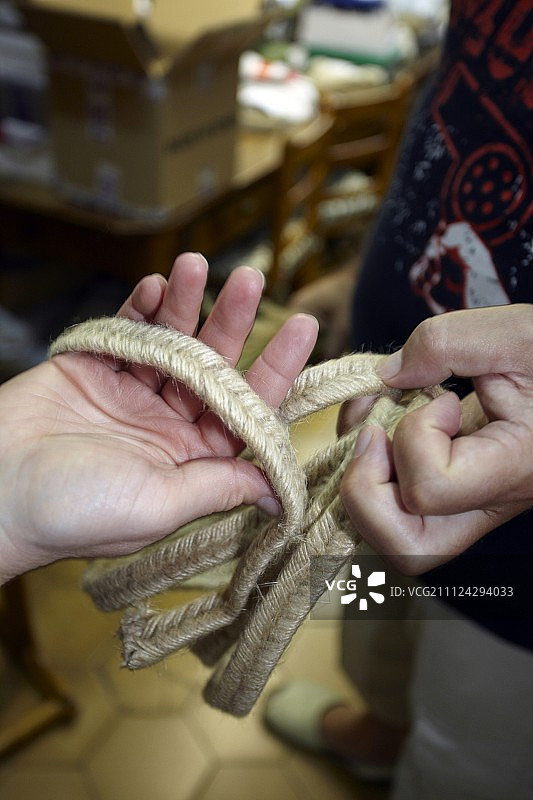 在西班牙巴塞罗那编织稻草的手部特写图片素材