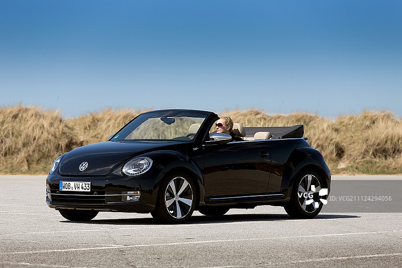 在德国石勒苏益格-荷尔斯泰因州驾驶黑色敞篷车的人图片素材