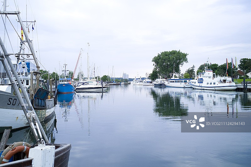 德国石勒苏益格荷尔斯泰因州尼恩多夫港口停泊的船只图片素材
