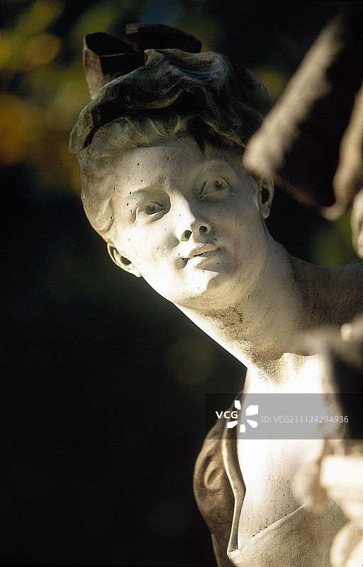 法国巴黎卢森堡宫花园雕像特写图片素材