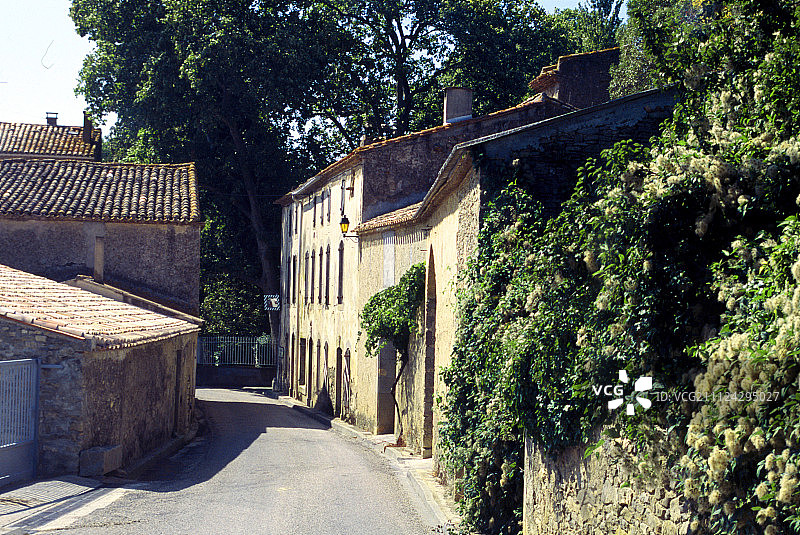 小巷中老旧石屋风貌图片素材