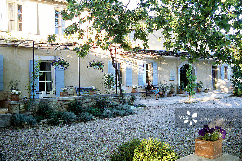 法国Le Buisson-de-Cadouin酒店的鹅卵石小路和露台图片素材