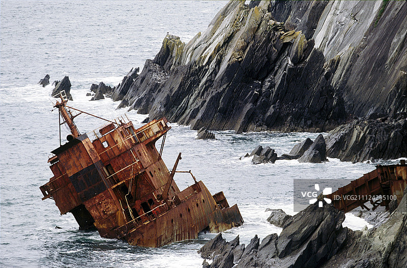 爱尔兰西南部丁格尔半岛海岸搁浅的船只图片素材