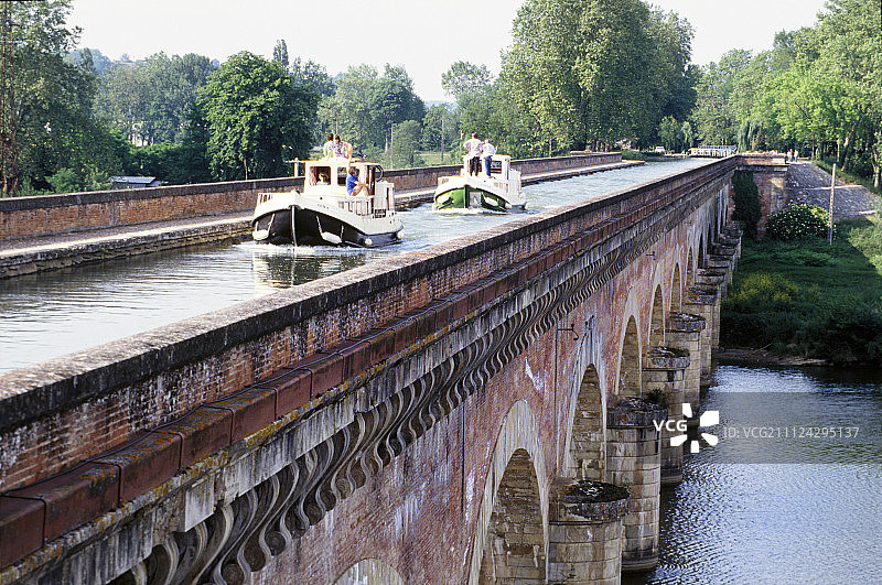 法国米迪运河上的两艘船图片素材