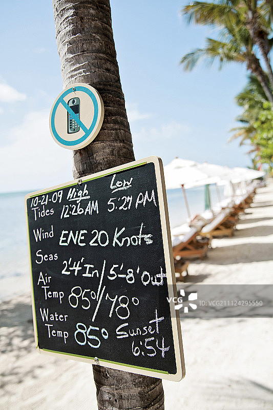 美国佛罗里达州基韦斯特海滩上显示天气状况和禁止手机的招牌图片素材