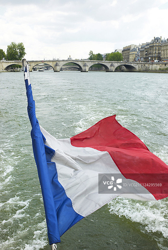 在风中飘扬的法国国旗，法国巴黎图片素材