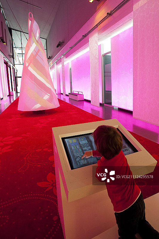 在奥格斯堡纺织工业博物馆的男孩图片素材