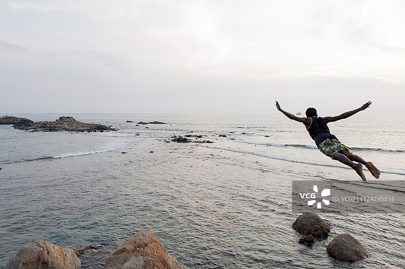 傍晚在印度洋潜水的男人，斯里兰卡图片素材