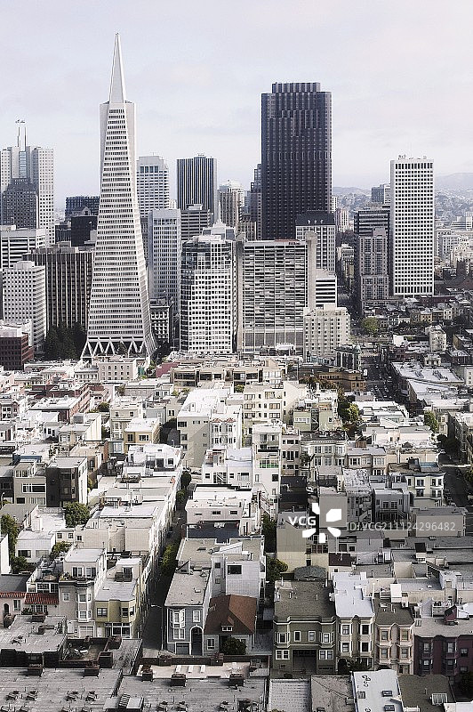 多云天空下的旧金山天际线图片素材