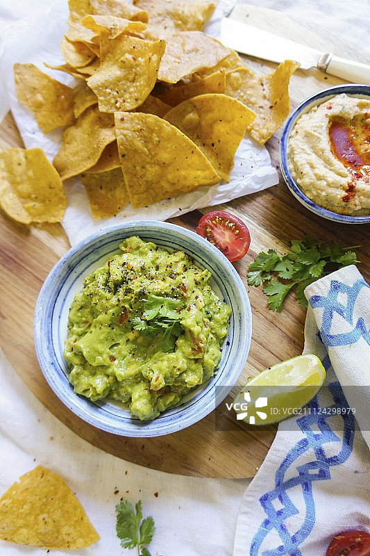 鳄梨酱和玉米脆片图片素材