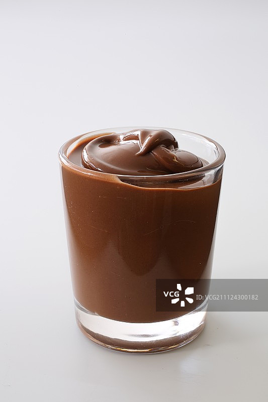 玻璃杯中的巧克力酱图片素材