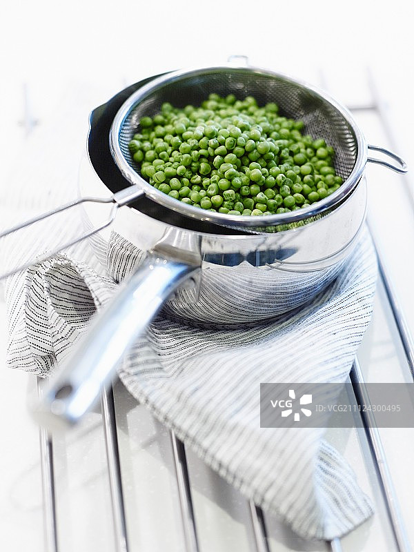 焯水沥干的豌豆图片素材