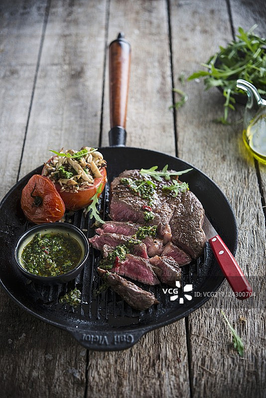 火箭菜香蒜酱牛排配番茄图片素材
