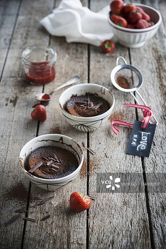 覆盆子酱巧克力马克杯蛋糕图片素材