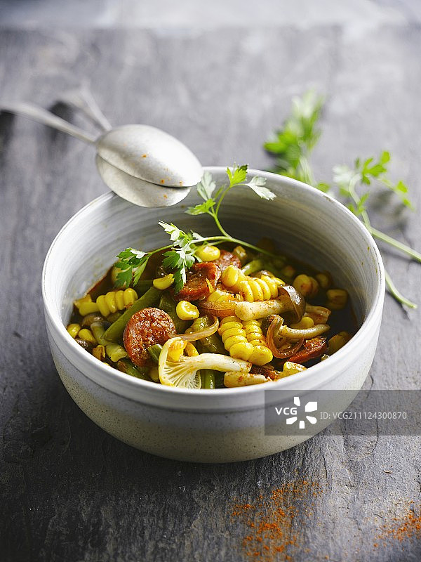 香煎甜玉米、蘑菇、白腰豆和西班牙香肠图片素材