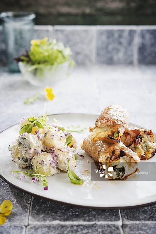 火鸡肉卷配帕尔马火腿、芥末酱土豆和红洋葱图片素材