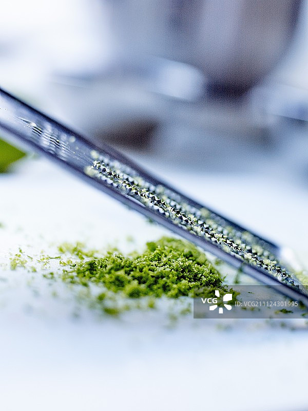 青柠皮屑和磨碎器图片素材