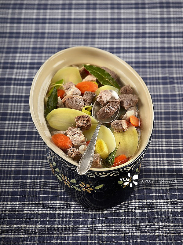 传统菜肴中的三种肉、蔬菜和白葡萄酒焗烤图片素材