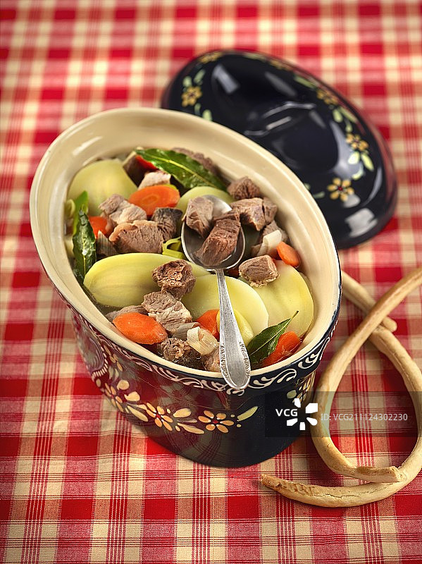 传统菜肴中的三种肉、蔬菜和白葡萄酒焗烤图片素材