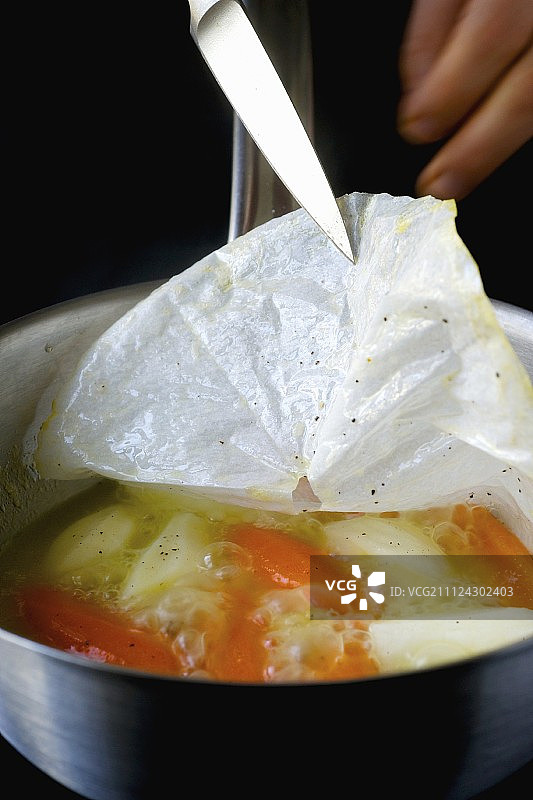 用小火在煎锅中烹饪蔬菜图片素材