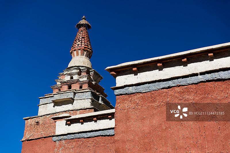 扎达县托林寺融合尼泊尔和印度风格的佛塔图片素材
