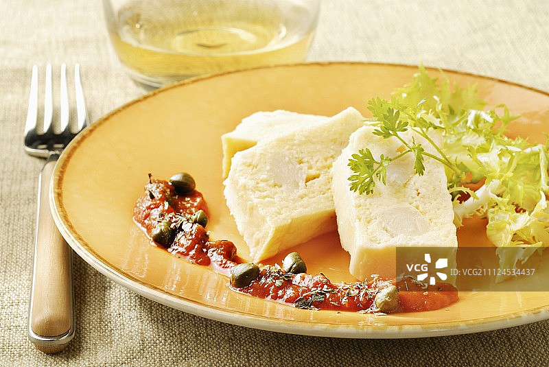 白鱼冻糕配番茄酱、刺山柑、牛至和生菜图片素材