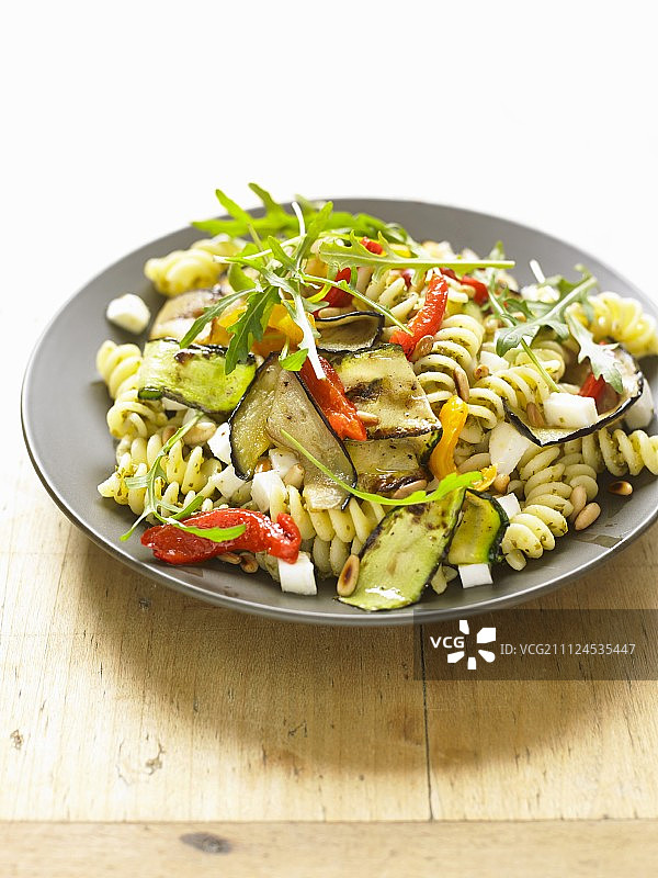 烤蔬菜螺旋意面沙拉图片素材