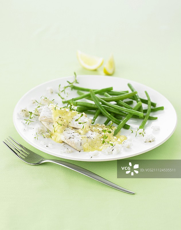 配白黄油和百里香酱、蒸青豆的鲈鱼片图片素材