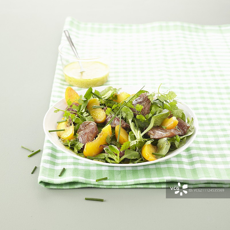混合生菜沙拉配鸭胗和桃片图片素材