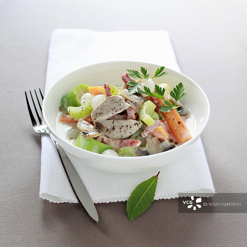 奶油烩鸡肉片和蔬菜图片素材