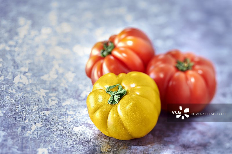 黄色和红色牛心番茄图片素材