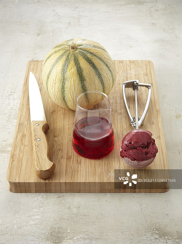 焦糖瓜配黑醋栗糖浆和冰淇淋的食材图片素材