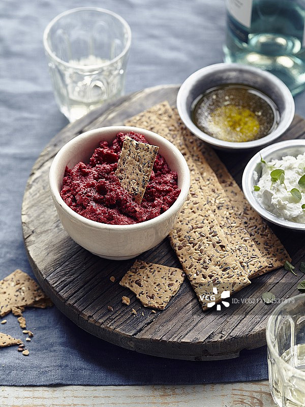 碎甜菜根和印度酸奶酱图片素材