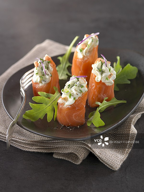 烟熏三文鱼卷配虾慕斯、韭菜和辣根图片素材