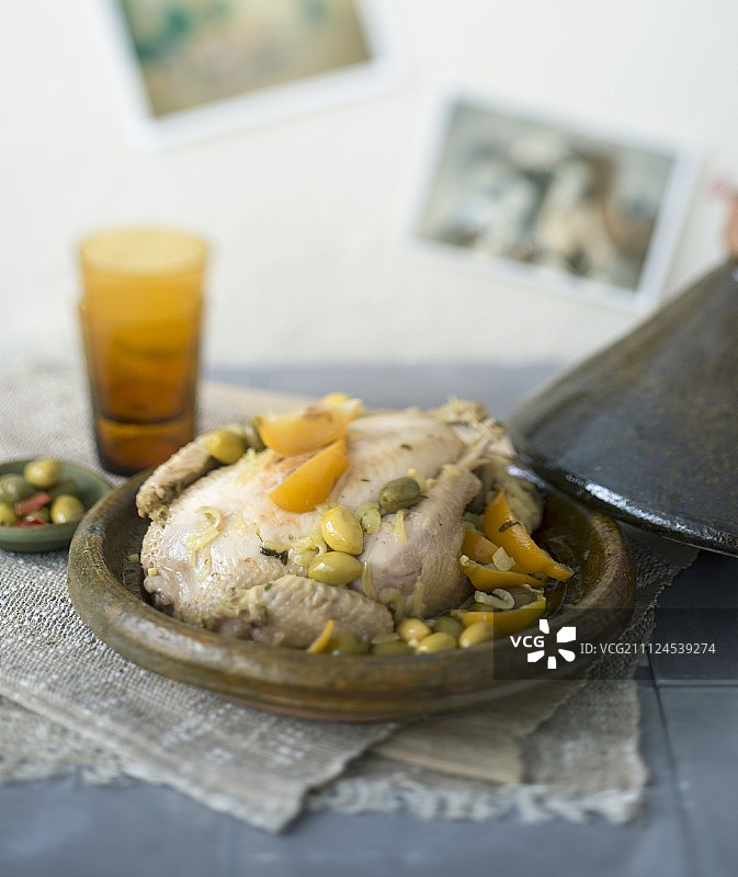 鸡肉橄榄油封柑橘塔吉锅图片素材