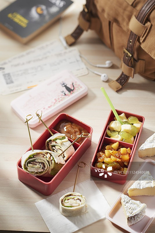 卡门贝尔葡萄干沙拉图片素材