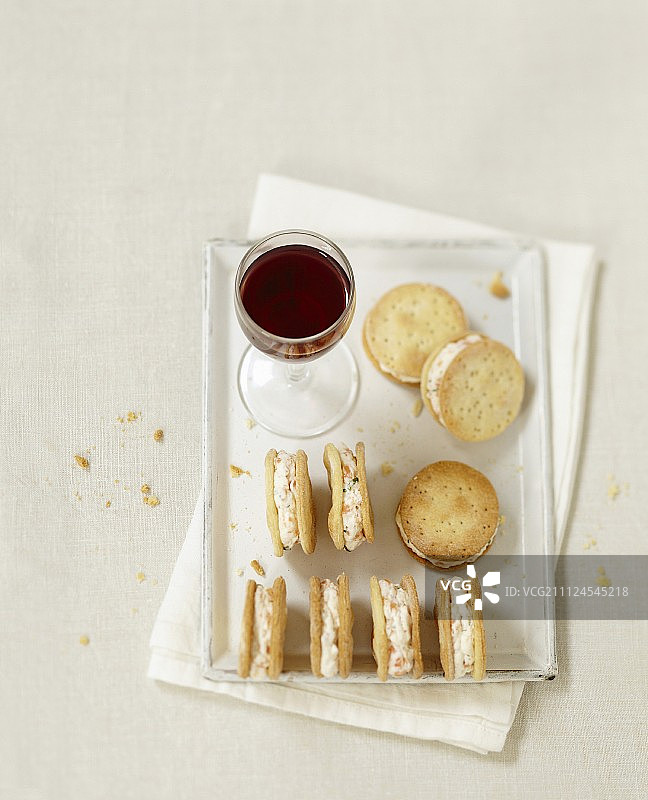 搭配烟熏三文鱼慕斯的饼干图片素材