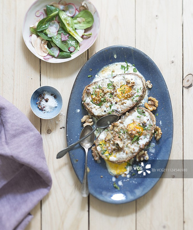 吐司上的煎蛋和核桃图片素材