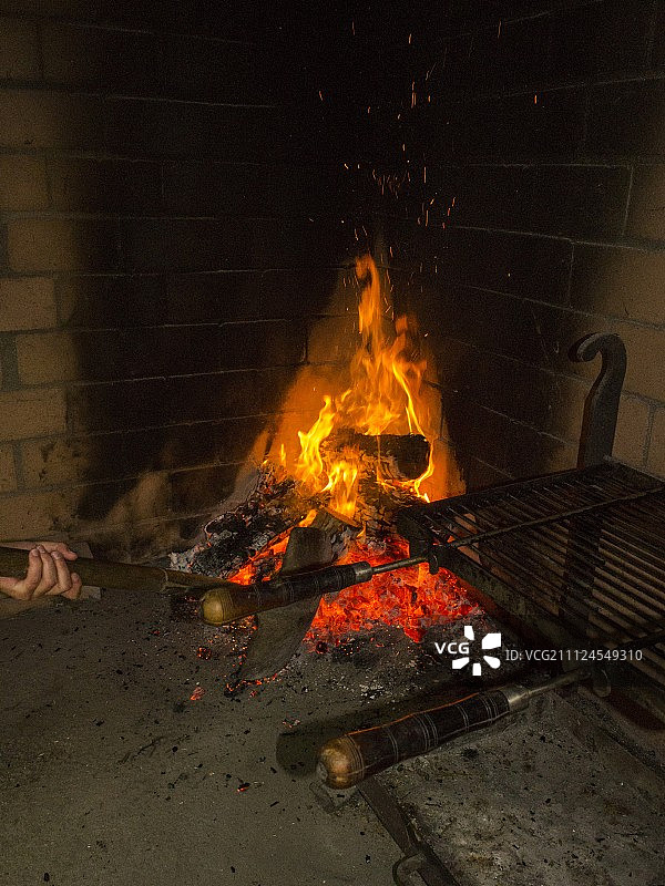 木柴火上的烧烤图片素材