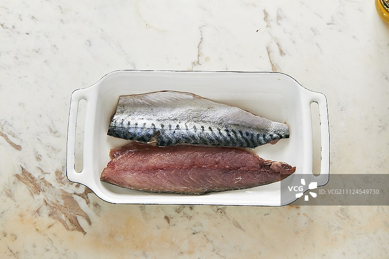 将鲭鱼片放入盘中图片素材