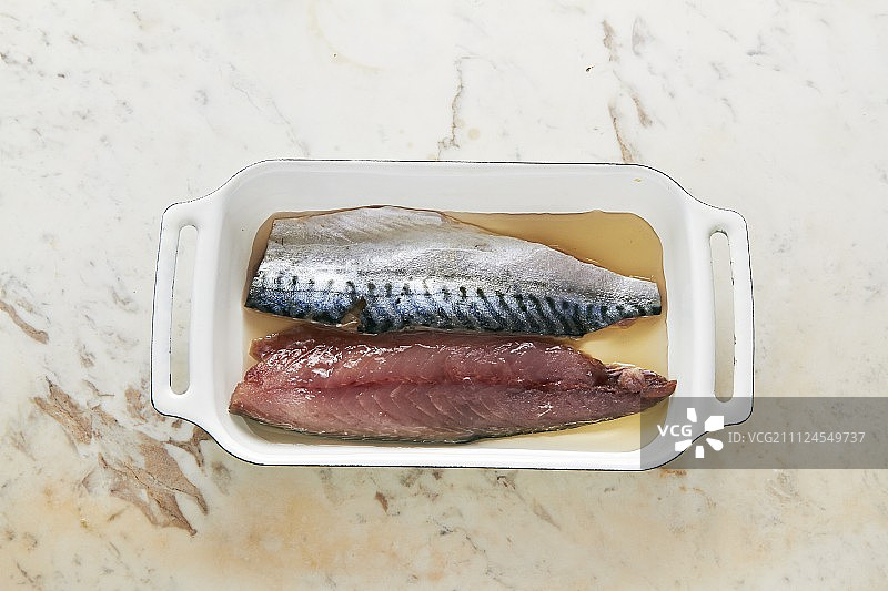 将鲭鱼片放在油中腌制图片素材