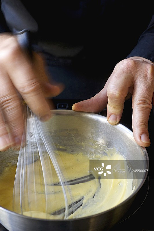 搅打蛋黄和水，制作萨芭雍图片素材